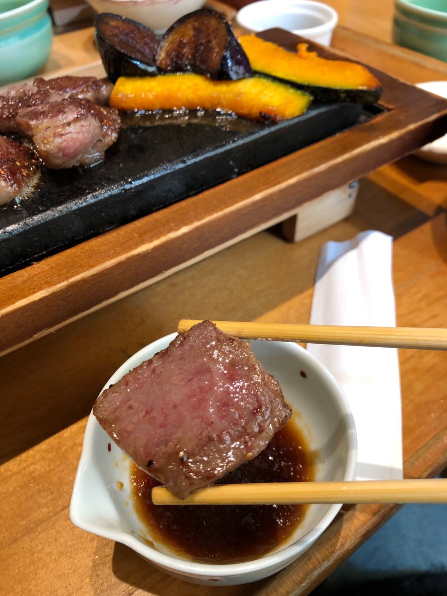 遠く離れた妹との、とある日のランチ。
大都会東京の和食屋さんで頂く肉が好物。
東京が久々過ぎて、分かりやすくおのぼりさんだった事は内緒🤫