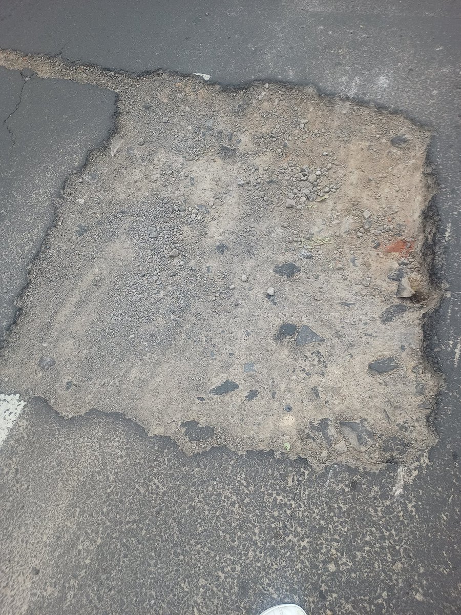 Enorme bache sobre Gabriel Mancera a la altura de la clínica 28 del IMSS, entre eje 6 y San Borja <a href="/En_laDelValle/">En la Del Valle</a> 
Atención <a href="/SOBSECDMX/">Secretaría de Obras y Servicios CDMX</a>