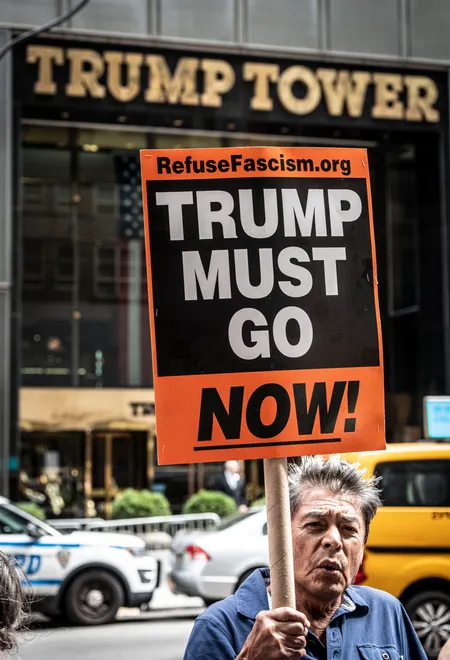 ferozwala's tweet photo. Hundreds of Workers Over Billionaires protest at #Trump_Tower in NYC
#NYC #USA
https://t.co/nOLYwpzPfK
📌Protesters dressed as 🐔#chickens were among the hundreds of protesters that took part in a Workers Over Billionaires protest in front of Trump Tower in Manhattan.
The protesters were kept across the street from Trump Tower during the Labor Day protest.
https://t.co/988oaNPW6O