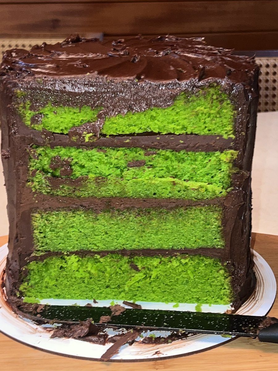 jpnederl1's tweet photo. feliz aniv-BOLO DE CENOURA DE 4KG VERDE 

                                                                   (cor favorita de mainha é verde) https://t.co/z2AyjI99t9