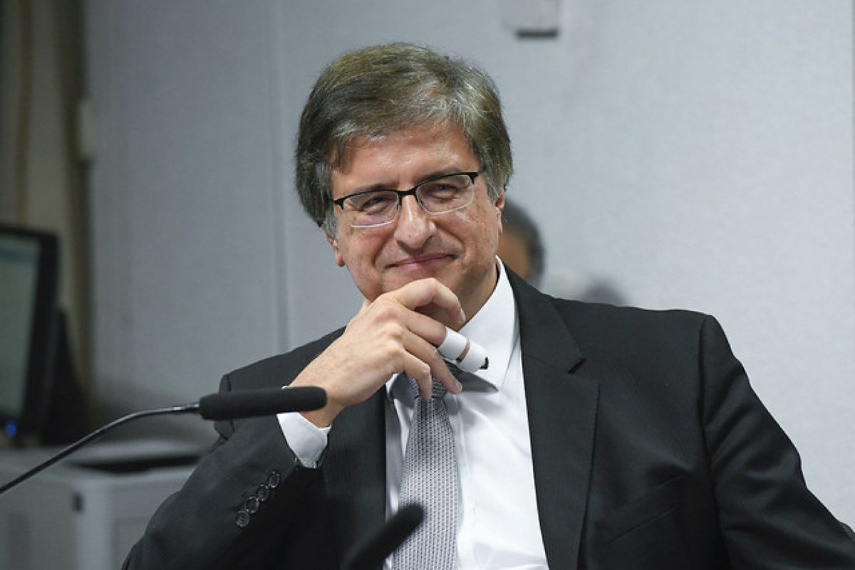 reportersalles's tweet photo. PGR pede que STF mantenha Braga Netto preso

Paulo Gonet, enviou ao STF nesta segunda-feira (1°), um parecer contrário ao novo pedido de soltura feito pela defesa do general Braga Netto. 

“No mais, reiteram-se as manifestações ministeriais de 11.7.2025 e 29.7.2025, no sentido da permanência dos motivos que fundamentaram a custódia provisória, ante a ausência de fatos novos que alterem o quadro fático-probatório para justificar a revogação ou a readequação da medida”, afirmou o procurador.