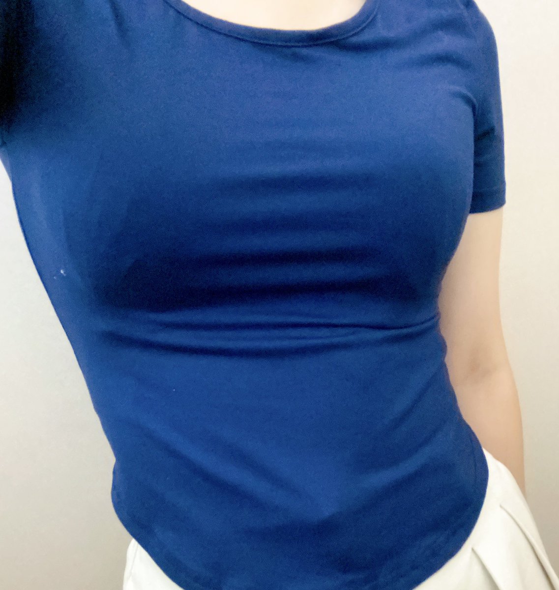 今日学校に着て行ってる、汗染みTシャツ欲しい方いますか？❁⃘*.ﾟ

#私服売ります
#売り子
#私服売り子