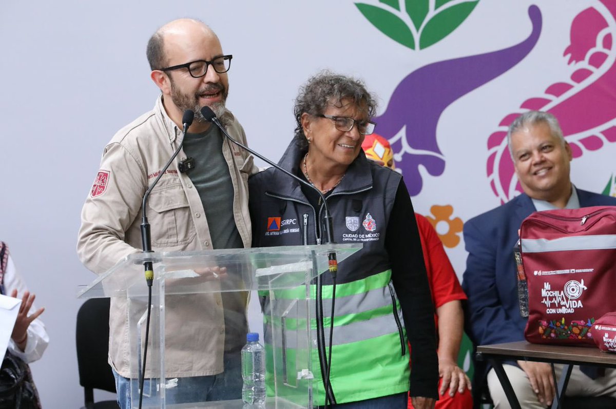 Con mis compañer@s Myriam <a href="/VenegasUrzua/">urzua_venegas</a> titular de <a href="/SGIRPC_CDMX/">Secretaría de Gestión Integral de Riesgos y PC</a>; Guadalupe Chávez Contreras (<a href="/GUADACHAVEZ18/">GUADALUPE CHAVEZ</a>) subsecretaria de Unidades Habitacionales; <a href="/carlos_c_godoy/">Carlos Cervantes Godoy</a> Autoridad del Centro Histórico, con la presencia especial de #SuperBarrioGómez y de diversos activistas