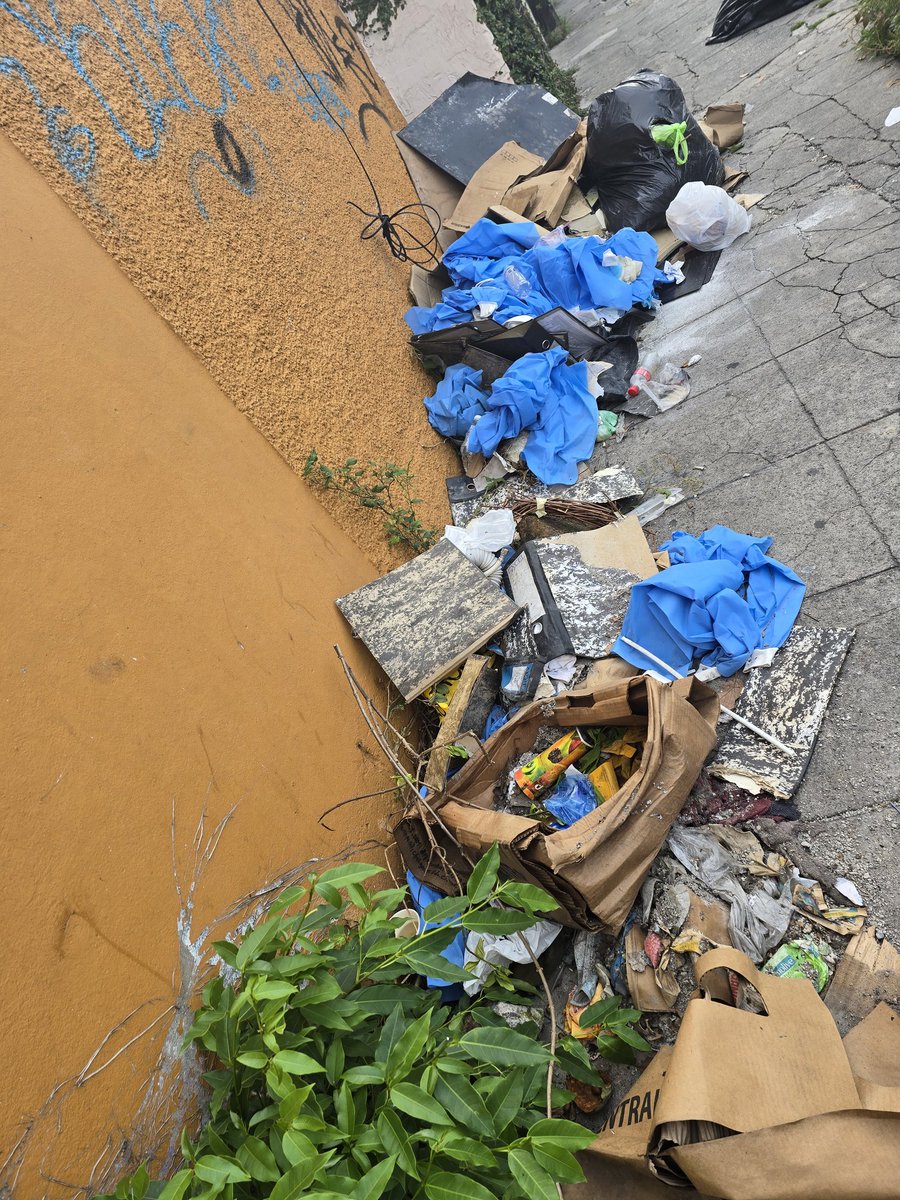 Asi es de efectiva la <a href="/alcaldia_ss/">Alcaldía de San Salvador</a> al recoger la basura tengo casi 8 dias de ver esta basura ahi por la unidad de salud de san jacinto. Y no la recogen.
Luego se va con la lluvia y todos son culpables.
<a href="/marioduran/">Mario Durán</a>.
