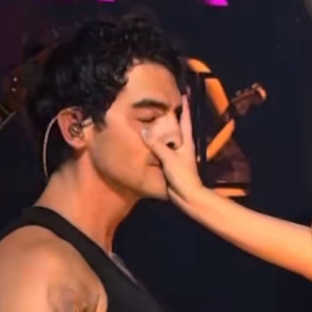 euphoricjonas's tweet photo. everyone around me bc i won’t shut up about the jonas brothers https://t.co/k62AByi7Oq