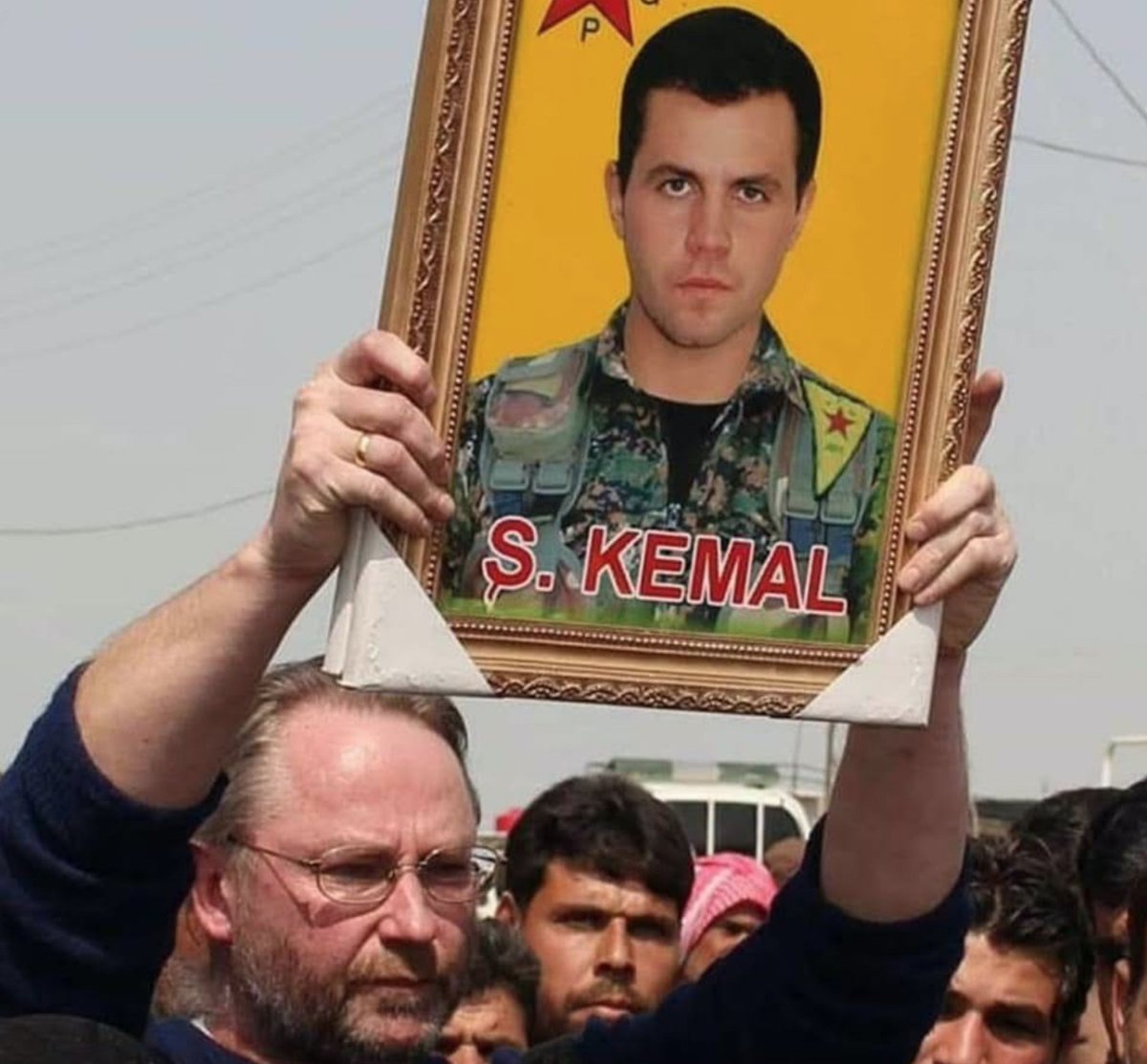Pyrmha's tweet image. .
So sorry to hear of the death of Chris Scurfield. He was the great father of a great hero. Kosta Scurfield saw the evil of Turkey's proxy, Daesh, and he was simply unable to give Humanity anything less than everything.
.