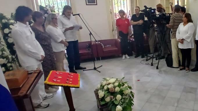 Rendimos homenaje póstumo al destacado intelectual Eduardo Torres-Cuevas, quien nos deja una obra inmensa y brillante al servicio de #Cuba y de nuestra identidad nacional. Su legado perdurará en las nuevas generaciones que él se dedicó a formar con denuedo.