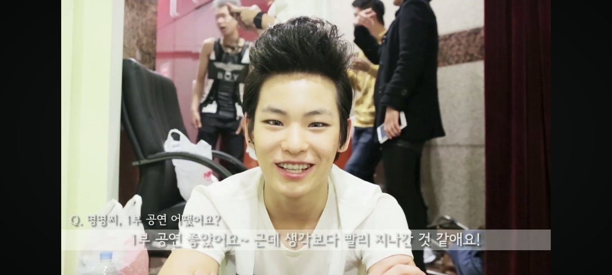 sino yan sila???? (yong brown hair bebeqouh yan)
