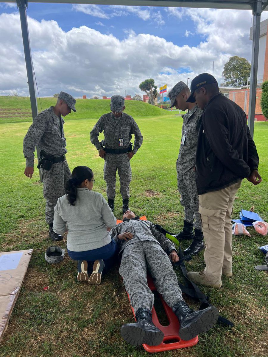 👉 Con el objetivo de fortalecer la capacidad de respuesta en emergencias, se realizó una capacitación en primeros auxilios a soldados profesionales en #CATAM, salvaguardando así la vida y el bienestar de quienes cumplen la misión en todo el territorio nacional.