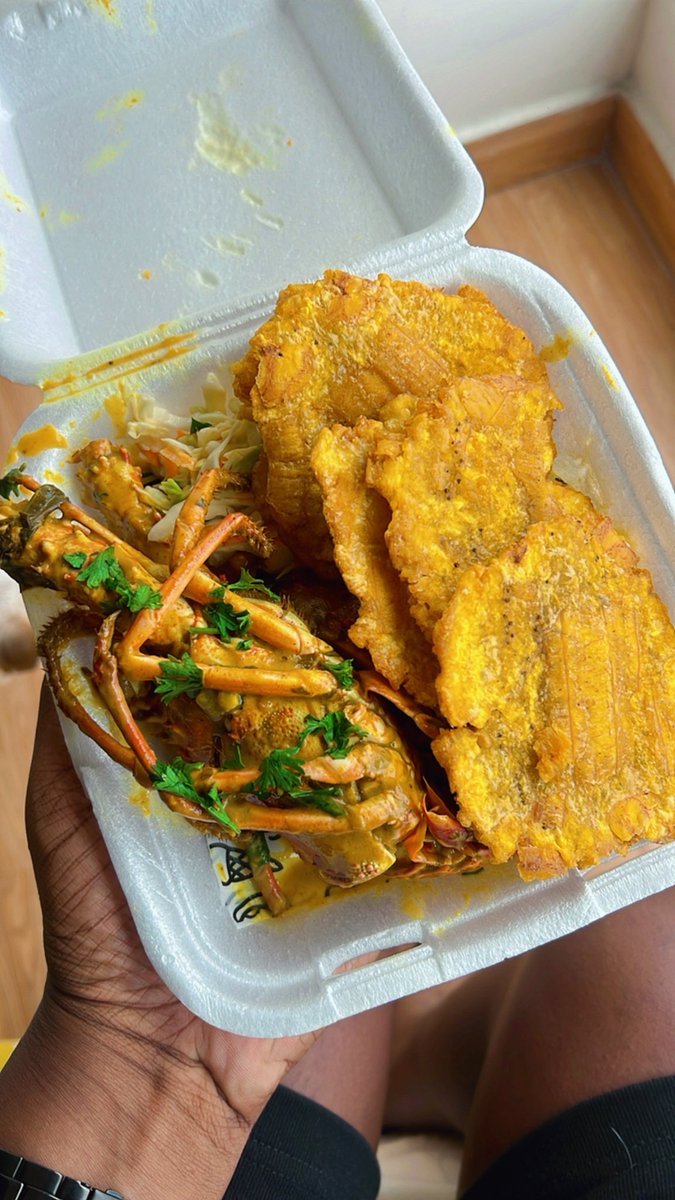 Langostas caribeñas, con patacones, si quieres, lechuga morada en la ensalada coleslaw es $1.00 aparte .