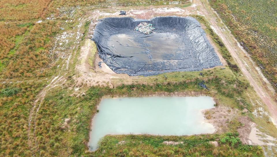 El intendente de Arroyos y Esteros, José Filippi habilitó un vertedero de basura en un humedal con la promesa de que nunca "iba a escapar ni una gota" hacia los esteros, apenas se empezó a cargar y ya está perdiendo lixiviado tóxico hacia los alrededores. facebook.com/profile.php?id…