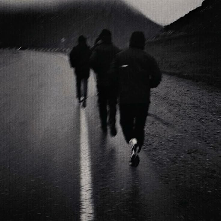 La gente quiere resultados rápidos,

pero huye cuando ve el precio real:

años de trabajo,

noches sin dormir y sacrificios que nadie aplaude.

El éxito no se alquila por un rato, se compra con tu vida entera.