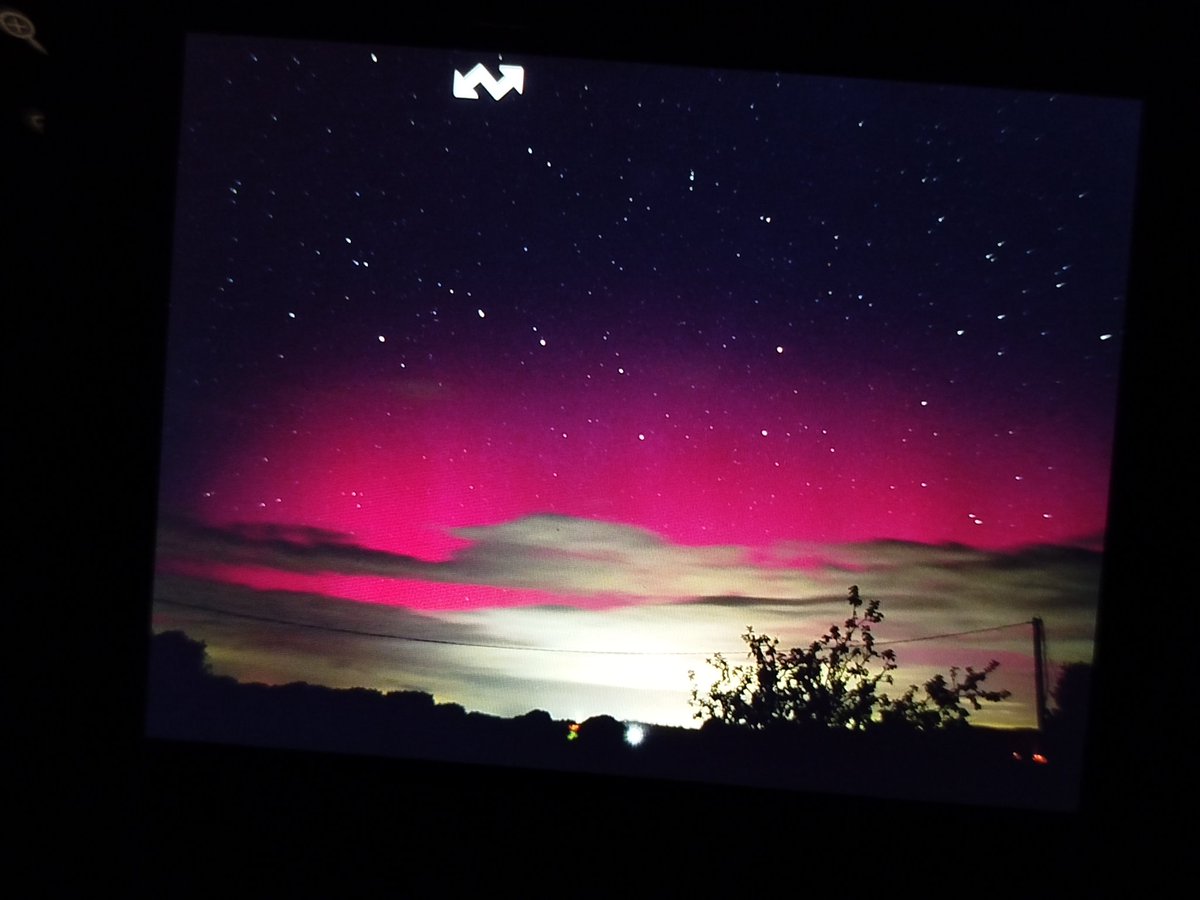 Glowing nicely in Cork/Ire. <a href="/chunder10/">James Rowley-Hill</a> #aurora