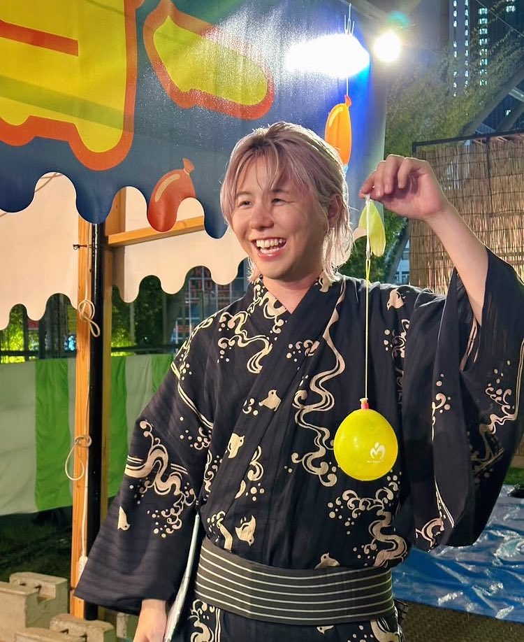 涼ちゃんの浴衣姿良すぎん！？髪くくってるのも最高💛 ひろぱ後ろ姿