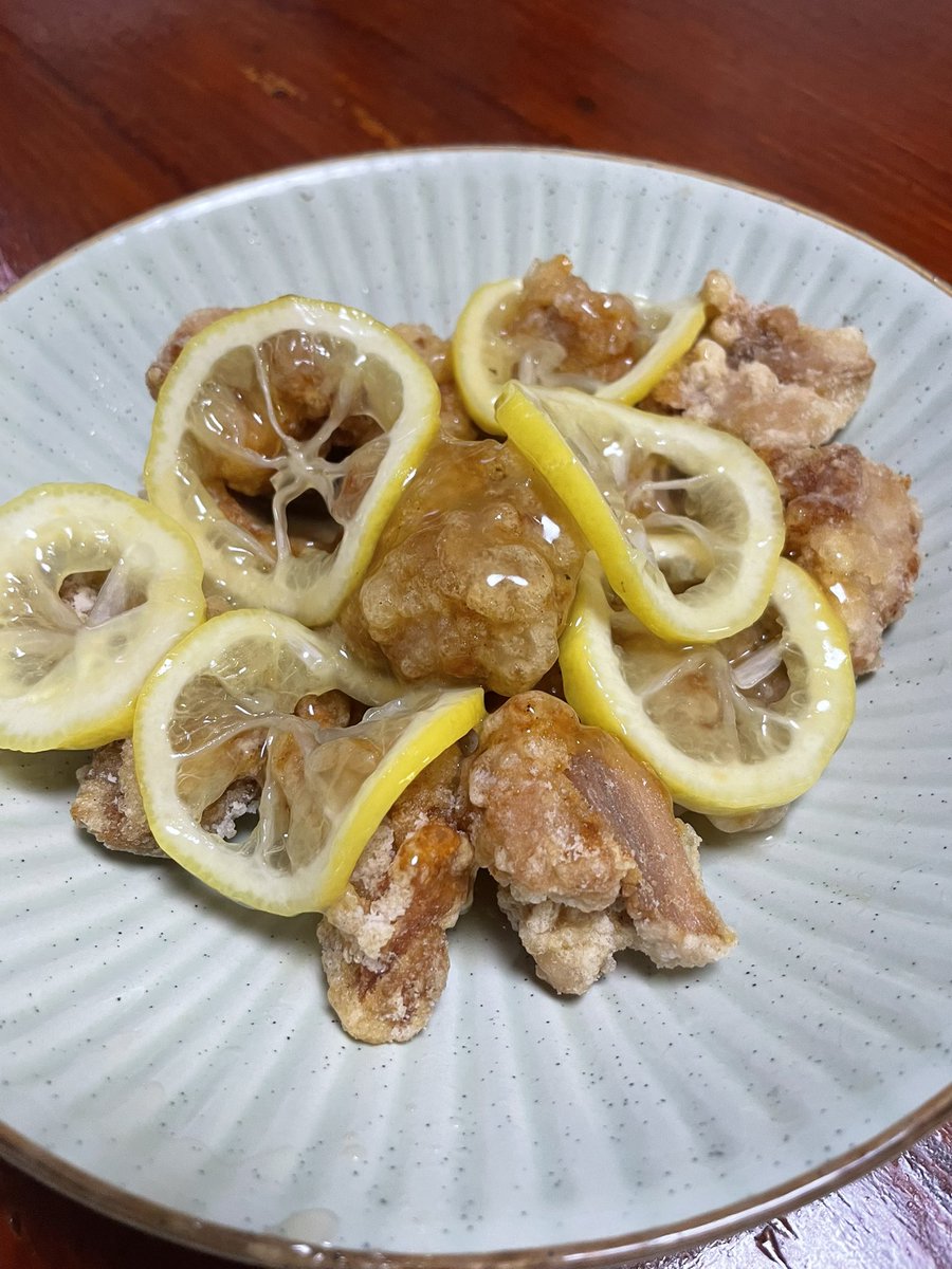唐揚げにレモンソースかければカロリー０なので赤星大瓶キメテます。