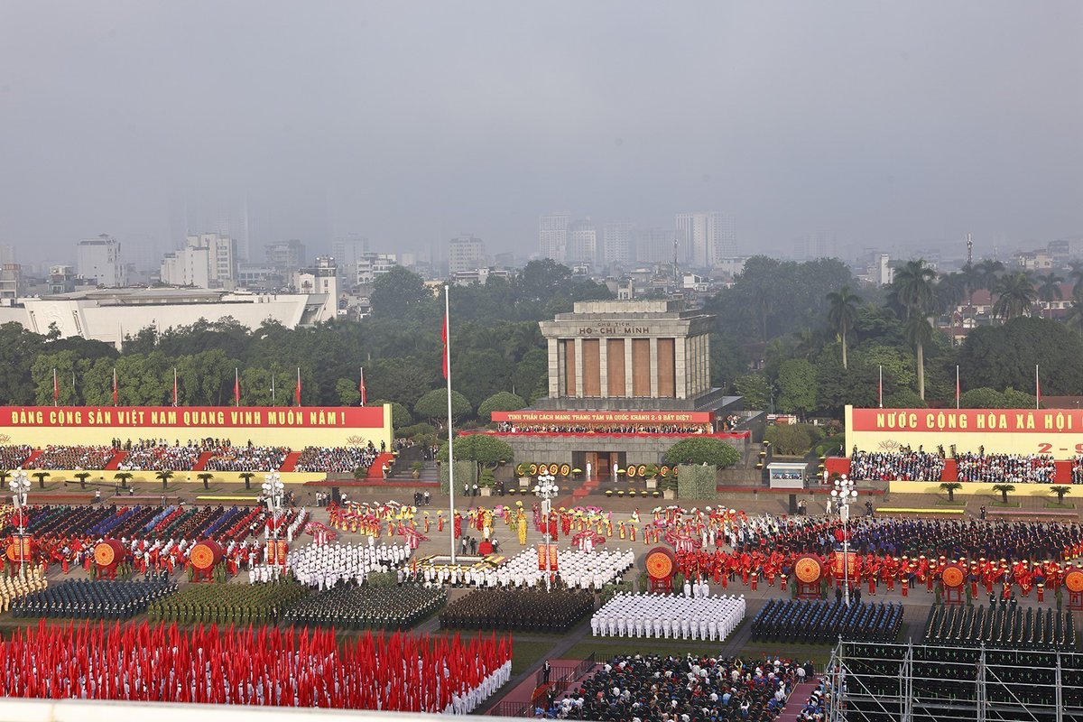VietnamNewsVNS's tweet image. 🇻🇳 The military parade and mass procession marking the 80th anniversary of the August Revolution and National Day (September 2) is underway at Ba Đình Square, Hà Nội.
This is a national-level event, attended by around 40,000 people.

📸 VNA/VNS Photos Doãn Tấn