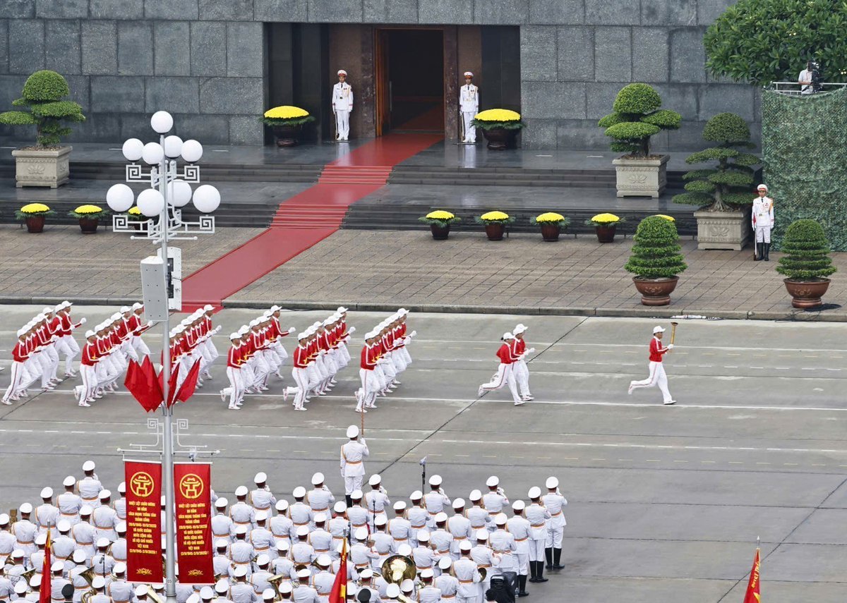 VietnamNewsVNS's tweet image. 🇻🇳 The military parade and mass procession marking the 80th anniversary of the August Revolution and National Day (September 2) is underway at Ba Đình Square, Hà Nội.
This is a national-level event, attended by around 40,000 people.

📸 VNA/VNS Photos Doãn Tấn