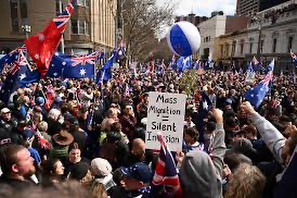nazribiztalk's tweet photo. Kat Australia sekarang ni ada protes besar-besaran pasal isu kos sara hidup, rumah mahal, gaji tak naik, hidup makin tertekan. 

Bila dah buntu, imigran jadi sasaran mudah. Kat Melbourne, Sydney, sampai Canberra, beribu orang turun bawak slogan “stop the invasion” kononnya nak lindung kerja dan negara dari “mass migration”. 

Tapi yang bahaya, protes ni bukan sekadar isu ekonomi je sebab ada kumpulan kanan ekstremis, siap ada unsur neo-Nazi yang cucuk sentimen rasis. Itu yang buat kerajaan cepat kecam, kata protes ni lebih kepada hate rally daripada betul-betul nak bincang polisi.

Sebenarnya, masalah kos sara hidup tu datang dari dasar ekonomi sendiri iaitu perumahan tak terkawal, inflasi tinggi, gaji stagnant. 

Salahkan imigran ni cuma jalan pintas yang takkan selesai masalah. Ironinya, separuh rakyat Australia pun ada kaitan imigrasi, sama ada lahir kat luar atau ibu bapa dia lahir luar negara.