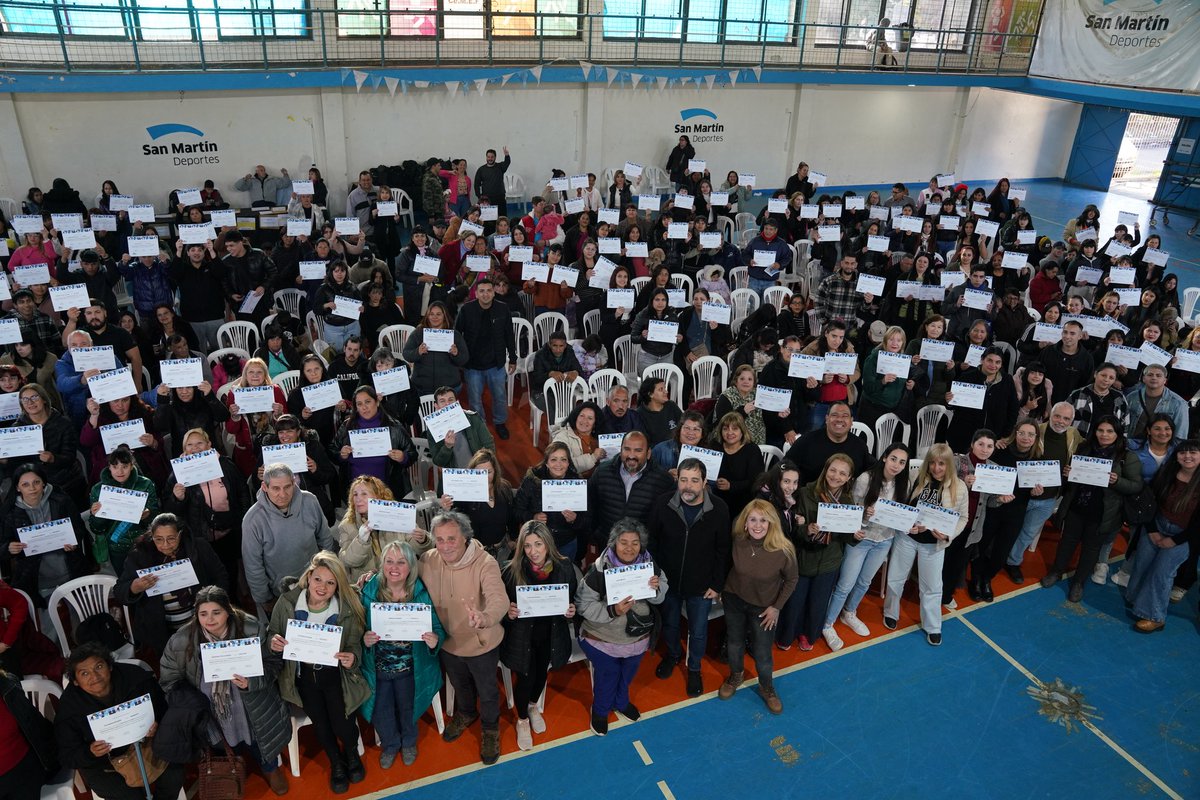 Una nueva entrega de diplomas a vecinas que finalizaron el curso en CAV Chilavert de "Cosmetología"
Los cursos de formación laboral son una gran herramienta gratuita y de calidad que junto a <a href="/fmoreiraok/">Fernando Moreira</a> y la <a href="/sanmartingob/">San Martín</a> se vienen haciendo hace años en los barrios de san Martin.