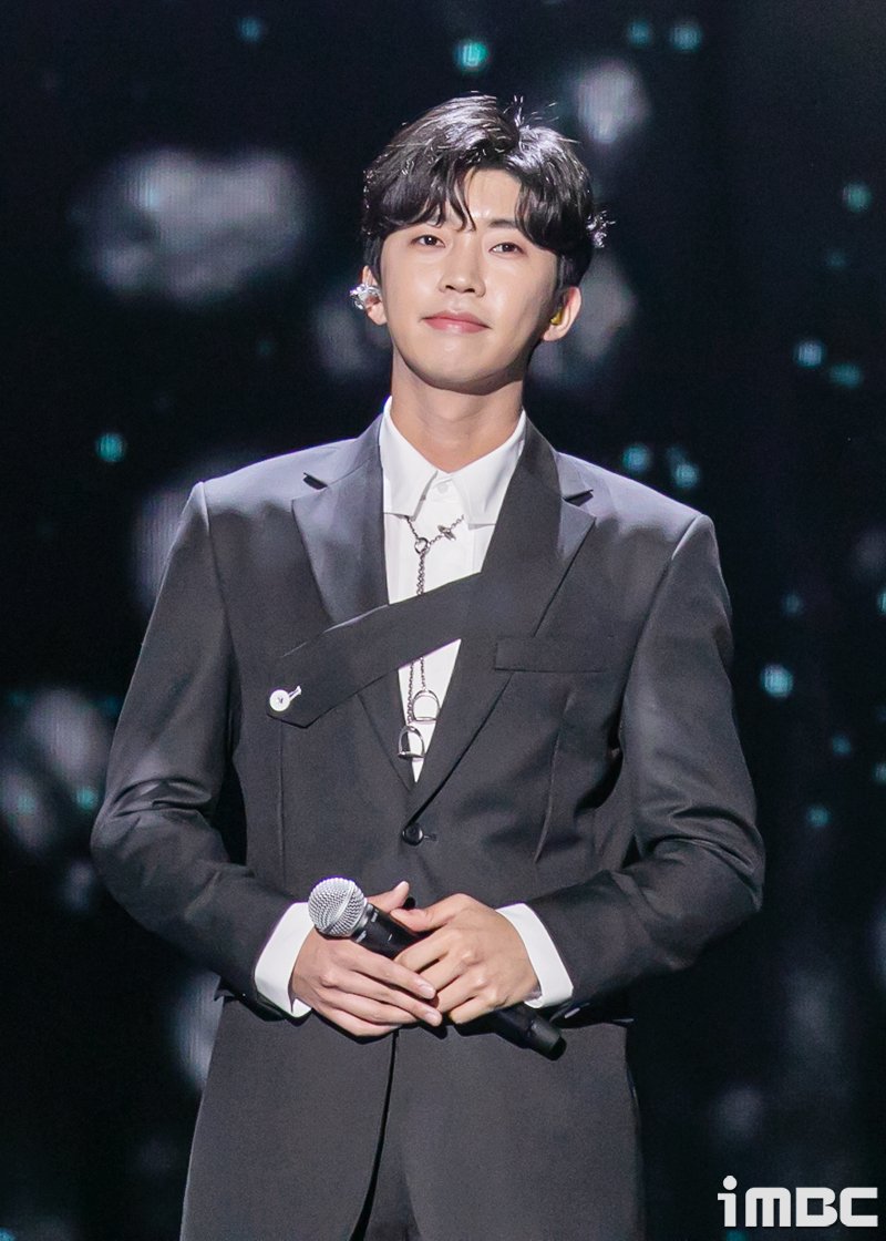 imbcenews's tweet photo. 임영웅, 오늘(2일) 대구 콘서트 티켓 오픈…초고속 전석 매진 예고! 
#임영웅 #LimYoungWoong #영웅시대 #IMHERO 
#IMHERO2 #아임히어로2 #정규2집 #대구콘서트 
#티켓오픈 #전석매진예고 #인천콘서트 #iMBC연예 

2일 오후 8시 NOL 티켓을 통해 임영웅의 2025 전국투어 콘서트 ‘IM HERO’ 대구 콘서트 티켓 예매가 오픈된다.

앞서 진행된 인천 콘서트 티켓은 예매 오픈 전부터 큰 화제를 모은 바 있고, 예매가 시작되자마자 빠른 속도로 전석 매진을 기록하며 또 한번 경이로운 기록을 세웠다.

인천 콘서트의 기세를 몰아 대구 콘서트 티켓 역시 초고속 매진을 기록할 것으로 예상돼 또 한번 양보없는 ‘피켓팅’의 시작도 알리고 있다.

‘콘서트의 HERO’로 다양한 모습을 선보이고 있는 임영웅은 전국투어 콘서트 외에도 정규 2집 앨범 ‘IM HERO 2’로 저력을 과시하고 있다.

🔗https://t.co/pKndDp0K5z