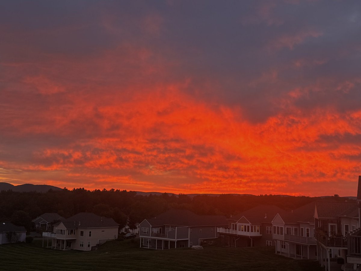 NYCRobyn's tweet image. Tonight’s #sunset on fire 🔥 in the Berkshires. @christinatalamo @Radar_Reid @WNYT @PaulCaiano #intheberkshires #weather