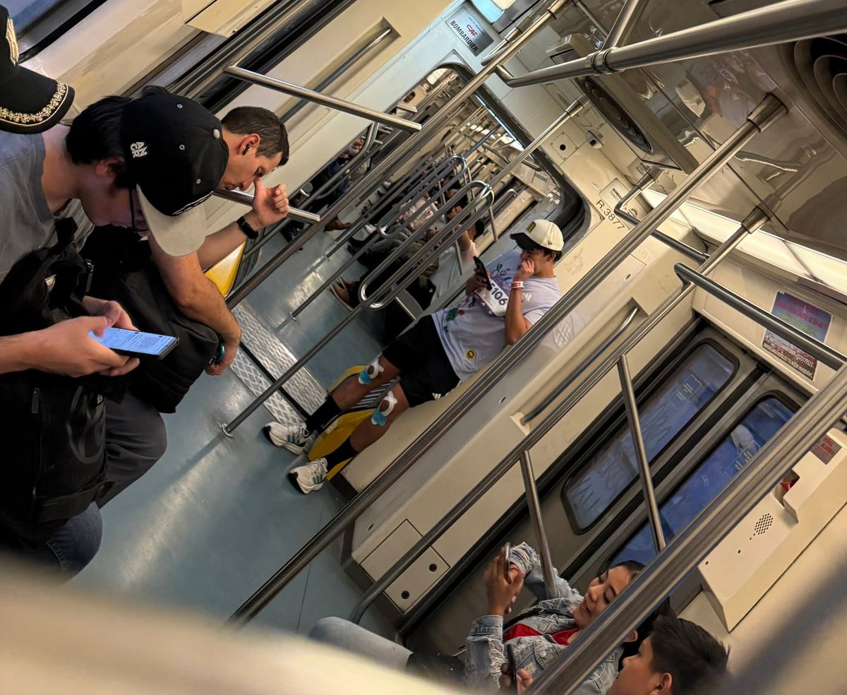 mlnoticiasmx's tweet photo. ¿Tramposito?
El influencer #Sonrix presumió su medalla del @MaratonCDMX, pero en redes dicen que usó el Metro para llegar a la meta 🤣😅 /#Memes #Meme #CDMX https://t.co/1GMDEhZZtX