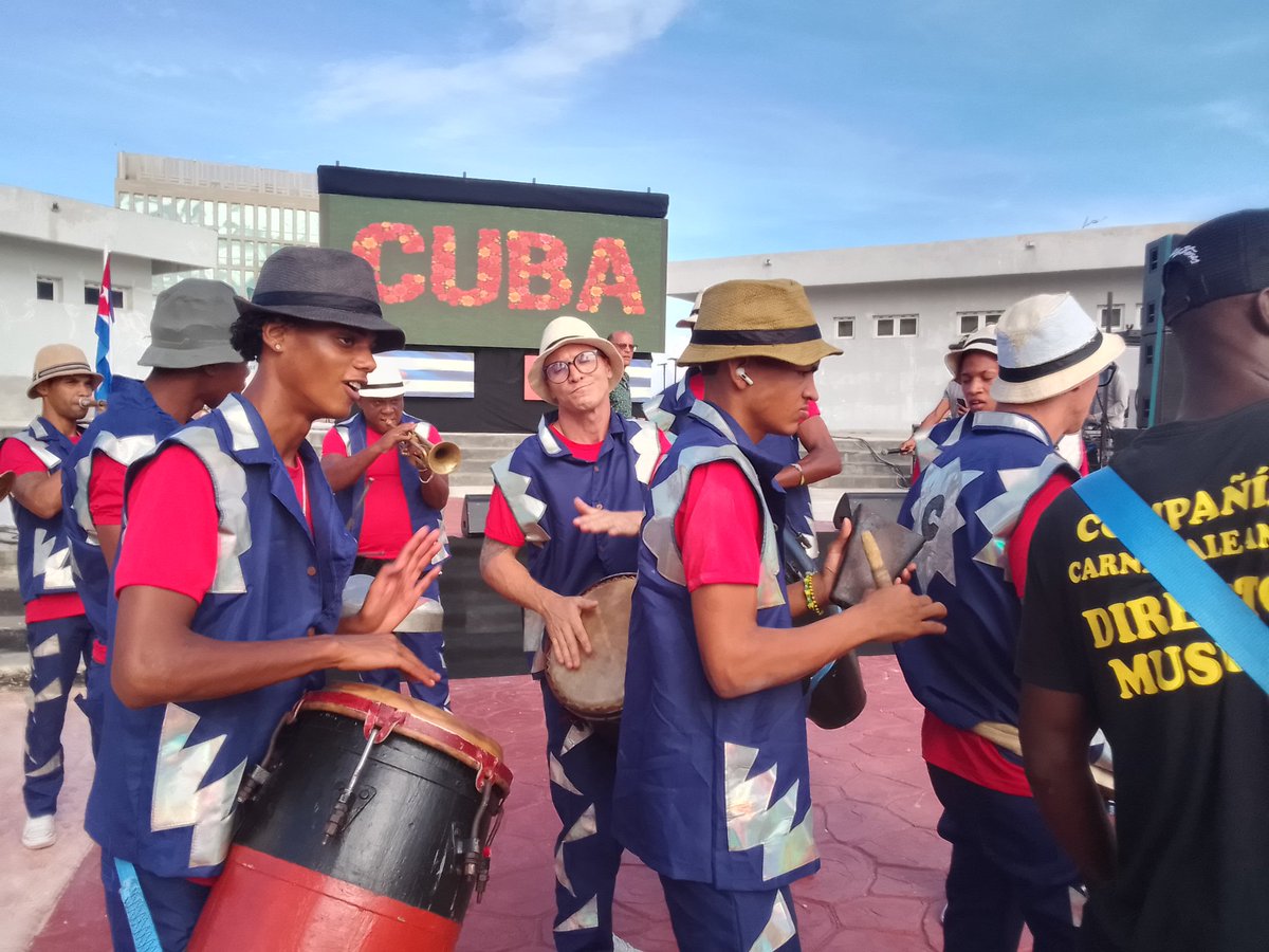 Cuba, desde su Tribuna ANTIMPERIALISTA, hoy amaneció de fiesta con el inicio del curso escolar.Sonaron los tambores, cantaron los niños y como siempre Martí y Fidel estuvieron allí.<a href="/IzquierdoAlons1/">Livan Izquierdo Alonso</a> ,<a href="/DiazCanelB/">Miguel Díaz-Canel Bermúdez</a> ,<a href="/YanetHzP/">Yanet Hernández Pérez</a>,<a href="/mora_aly/">Aly Martinez Mora</a>,<a href="/Roilancu1/">Roilán Rodríguez Barbán</a> ,<a href="/DirectEducaHab/">Karenia Marrero Arrechea</a> ,<a href="/gobhabana/">Gobierno La Habana</a>,@CubaMin