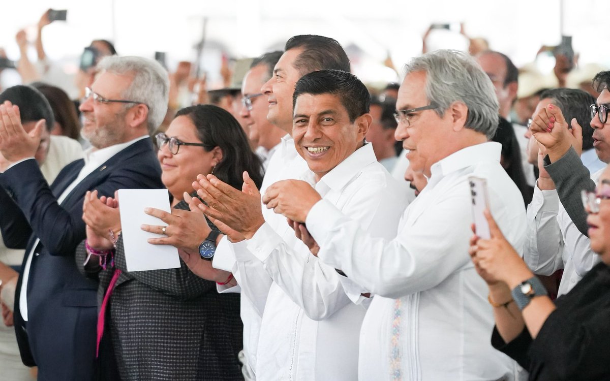 salomonj's tweet photo. Presenciamos la ceremonia tradicional de purificación y entrega del Bastón de Mando y Servicio a las Ministras y Ministros electos de la @SCJN. Este acto, profundamente arraigado en la cosmovisión de nuestros pueblos originarios, no solo honra la investidura judicial, sino que recuerda que el poder verdadero nace del servicio, la escucha y el vínculo con la comunidad.