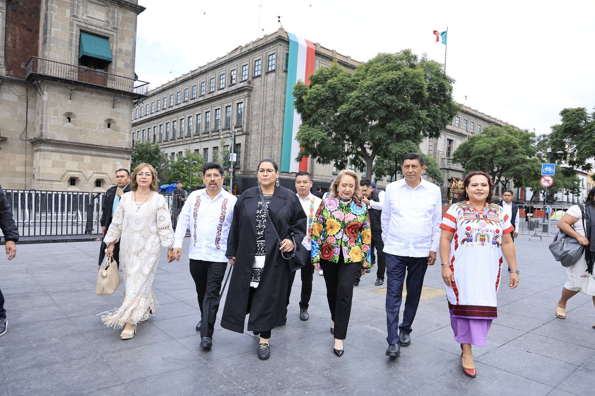 Presenciamos la ceremonia tradicional de purificación y entrega del Bastón de Mando y Servicio a las Ministras y Ministros electos de la <a href="/SCJN/">Suprema Corte</a>. Este acto, profundamente arraigado en la cosmovisión de nuestros pueblos originarios, no solo honra la investidura judicial, sino que