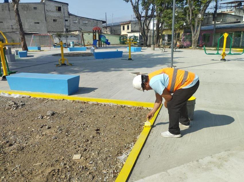 aquilesalvarez's tweet photo. El Parque Florida Norte, con un 80% de avance, beneficiará a más de 4.000 habitantes con áreas verdes, juegos inclusivos y mobiliario innovador. Este espacio de 1.200 m² contará con zonas seguras para niños, adultos mayores y personas con movilidad reducida, promoviendo inclusión y convivencia.

La obra será entregada este mes y forma parte de nuestro plan de recuperación de espacios públicos, que ya suma varios parques construidos y repotenciados en distintos sectores de la ciudad.

#ConstruyendoLaCiudadDeTodos