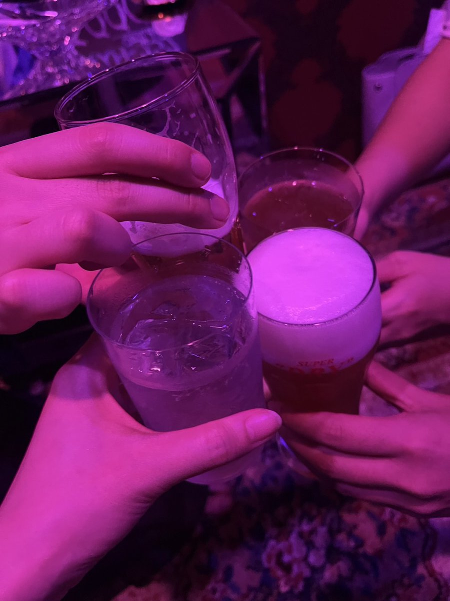 sminmin04212's tweet photo. 一昨日、久しぶりに桜木町に行ってきたよ✨️

女子４人での乾杯🍻誰よりも頭が高い😎✨ https://t.co/TMniFCTDFc