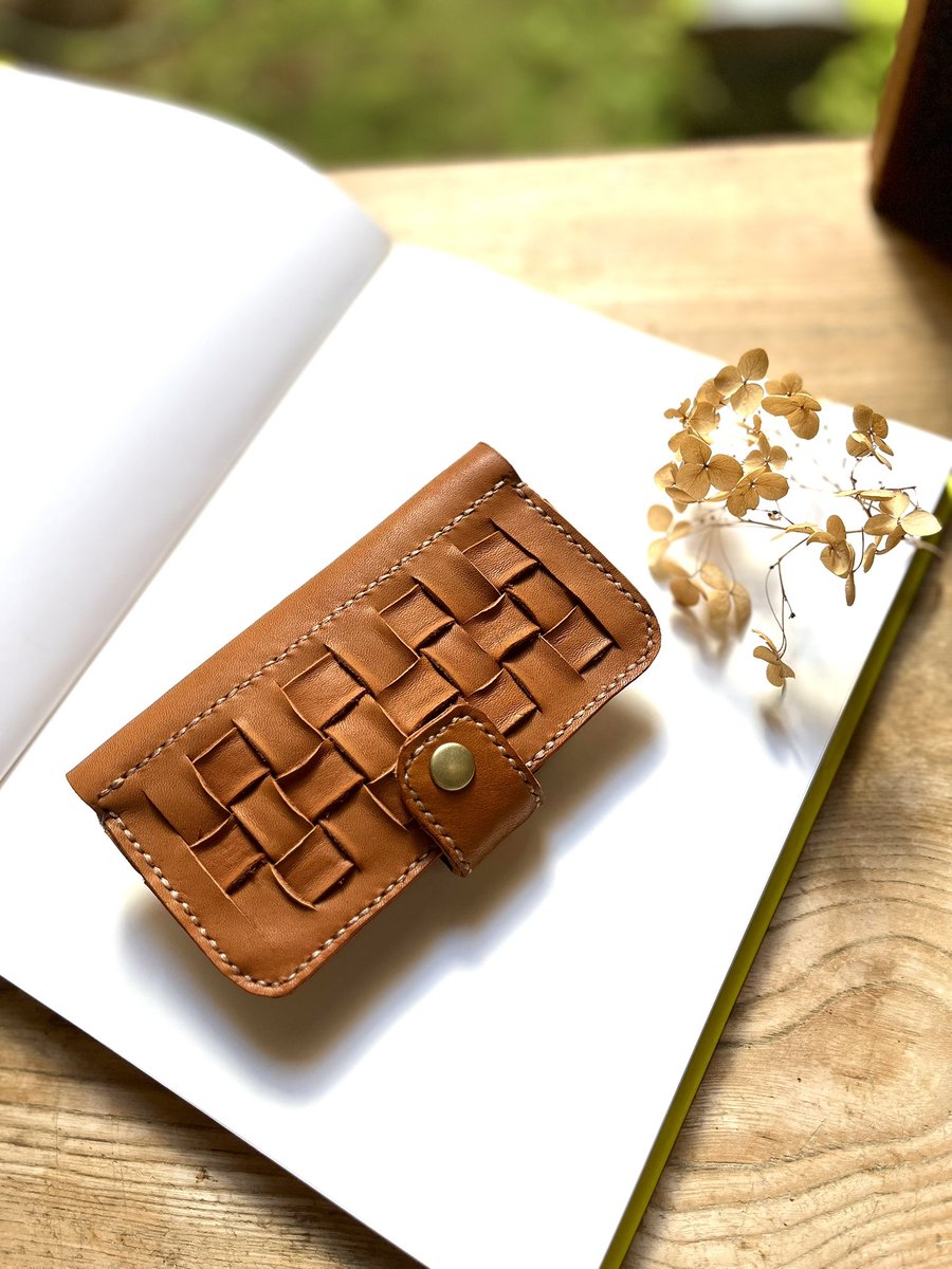 EmikoHinaharu's tweet image. キャメルの革
　入荷しました。
　今回から　革が薄くなりもっちりとした
　質感です。手触り最高💓
#iPhoneケース　#Androidケース　#スマホケース　#hinaharu