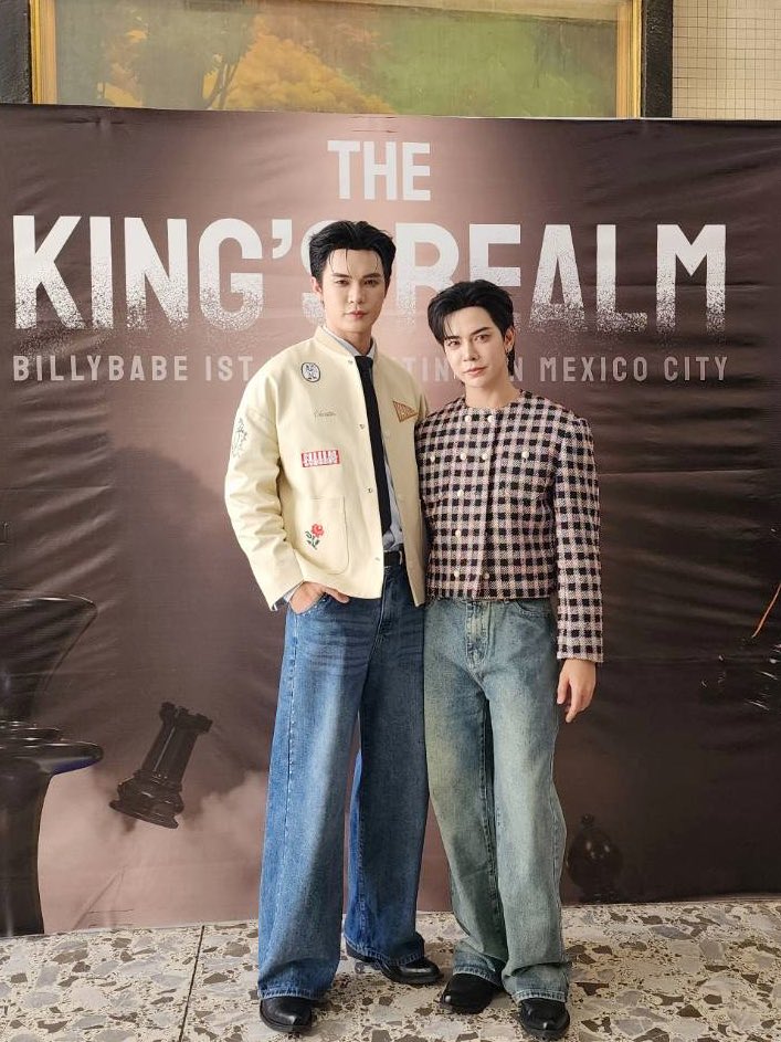 แฟนๆ ไปให้กำลังใจ 2 หนุ่ม เยอะมาก ดูสนุกสนานครื้นเครงสุดๆ เก่งมากเด็กๆ 

BILLYBABE 1ST FM IN MEXICO
#BillyBabe1stMexicoFM