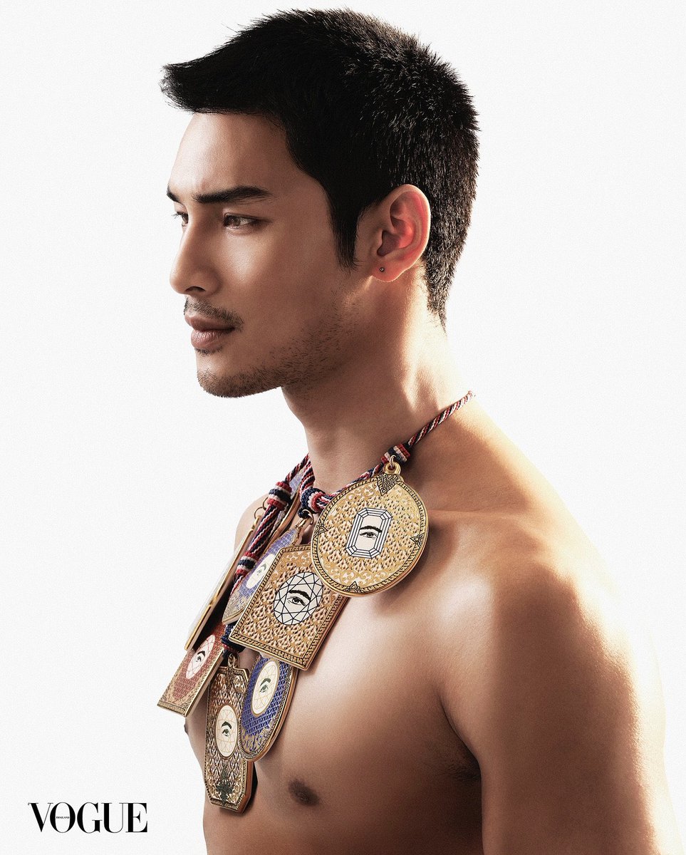 Apo Nattawin, um dos homens mais bonitos do mundo, é a nova capa da Vogue Tailândia.