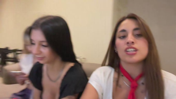 Paula 🇦🇷 is live now! https://t.co/uQX799tX4e https://t.co/fDSpav3bM0