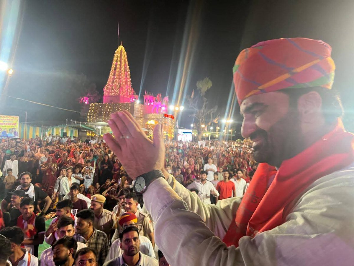 सीकर जिले के काछवा गांव में श्री वीर तेजाजी के मंदिर में आयोजित विशाल भजन संध्या के कार्यक्रम में भाग  लिया |