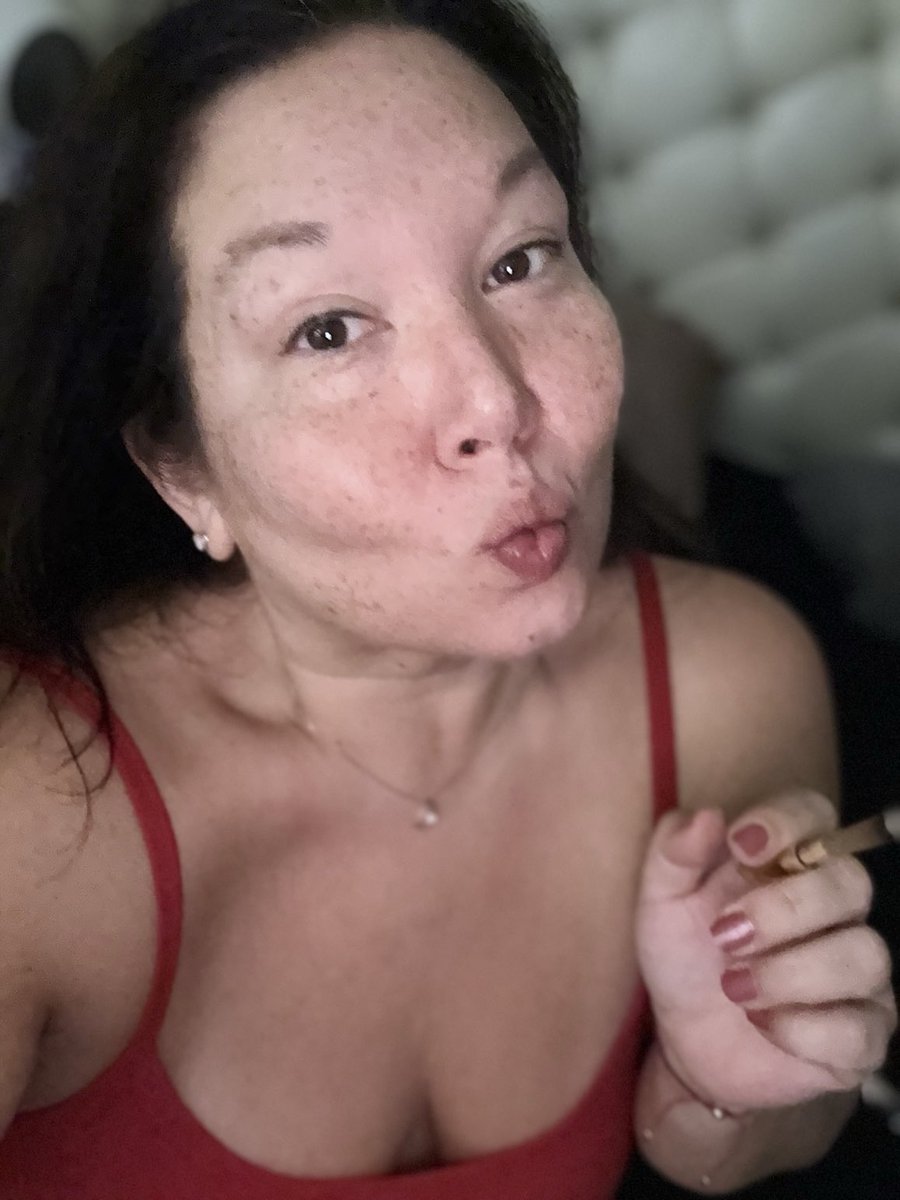 Shelley_Knight1's tweet photo. Goodbye long weekend. I will miss you. XOXO #StonerBabe #justsomeAsianchick #GoodnightWorld #strain #garliccocktail ✌️😊💋 https://t.co/QE19teJ25X