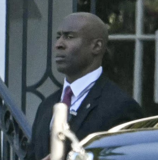 narrenhut's tweet image. He looks noticeably different here. What is really happening behind the scenes? What is the White House hiding from us?