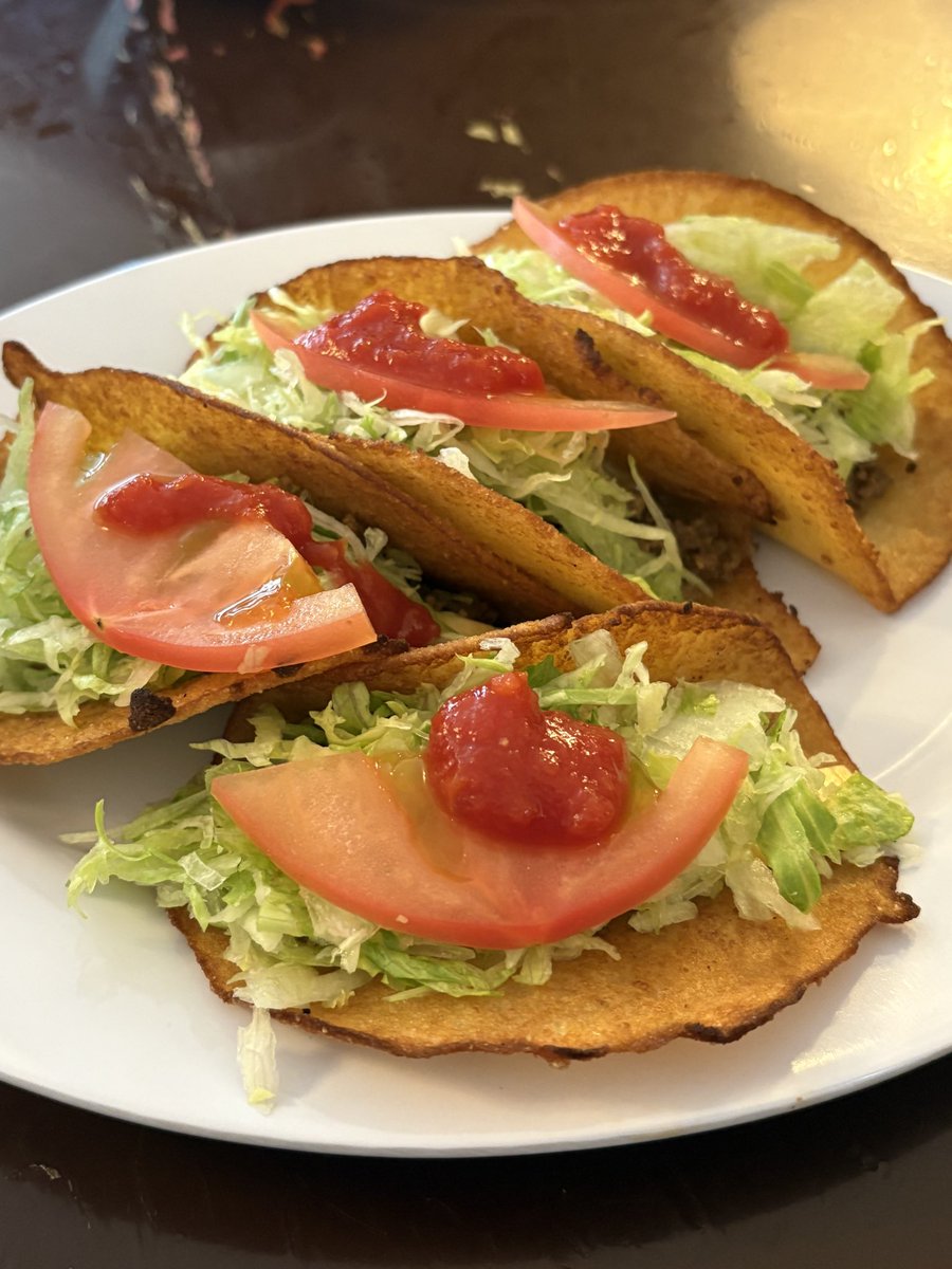 おはようございます😸

那覇市の気温は30℃で晴れ☀️
朝からあつい〜

秋の風物詩、月見バーガー🍔
各社の月見商戦がヒートアップ
毎年、なぜか何個も食べてしまいます😋
中秋の名月は団子より月見バーガー派🎑

#企業公式が地元の天気を言い合う
#ハロワつぶやき部
#写真は週末食べたタコスだよ🌮