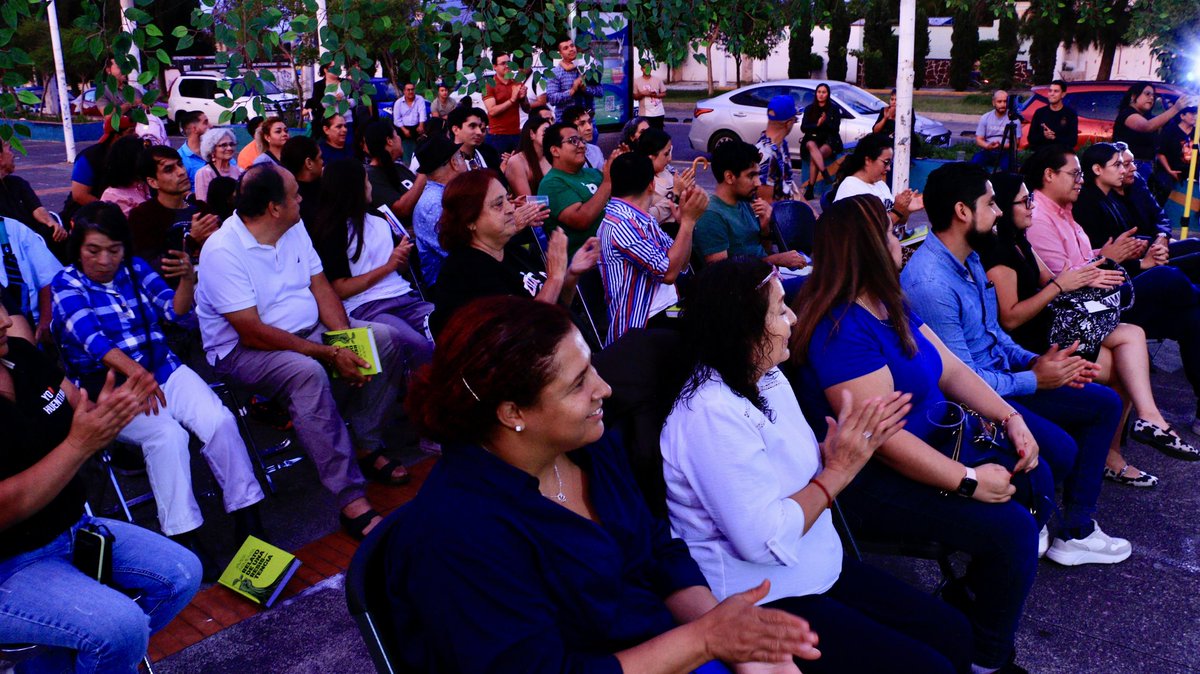 HuentitanAC's tweet photo. El pasado sábado vivimos un momento histórico 🌱📖
La presentación del libro Relato de una resistencia en Medio nos llenó de emoción y memoria. Asistentes recordaron vivencias que nos fortalecen en la lucha por la justicia social. ✨ https://t.co/b4LqWjLPSV