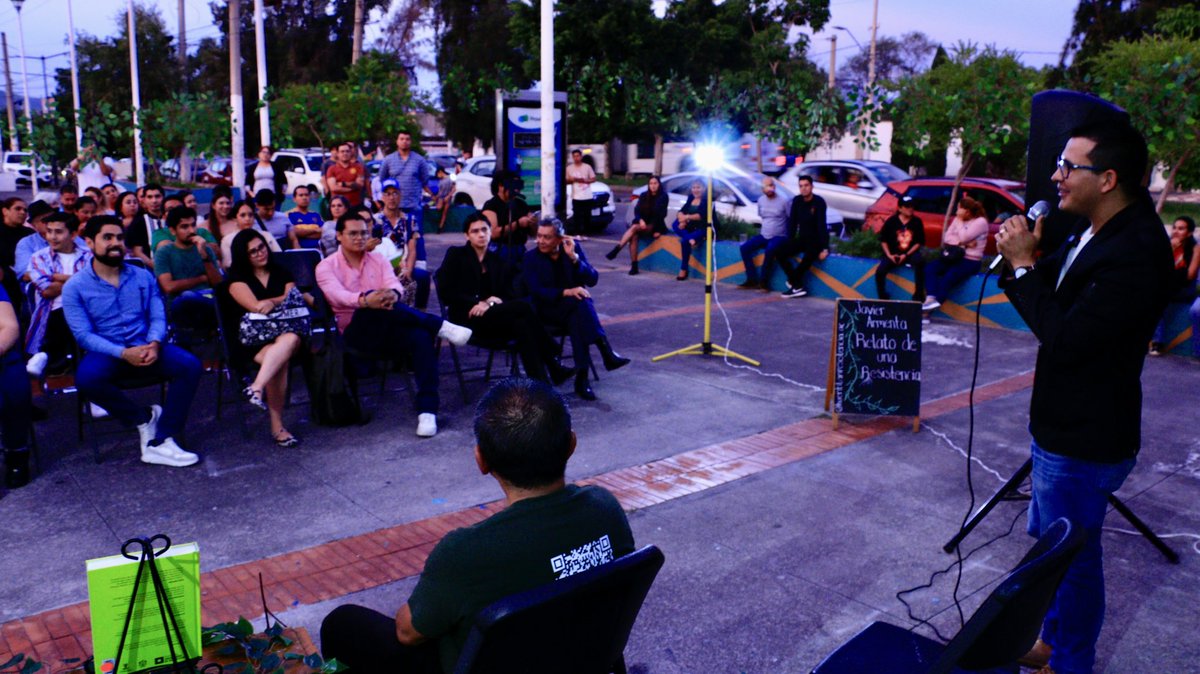 HuentitanAC's tweet photo. El pasado sábado vivimos un momento histórico 🌱📖
La presentación del libro Relato de una resistencia en Medio nos llenó de emoción y memoria. Asistentes recordaron vivencias que nos fortalecen en la lucha por la justicia social. ✨ https://t.co/b4LqWjLPSV