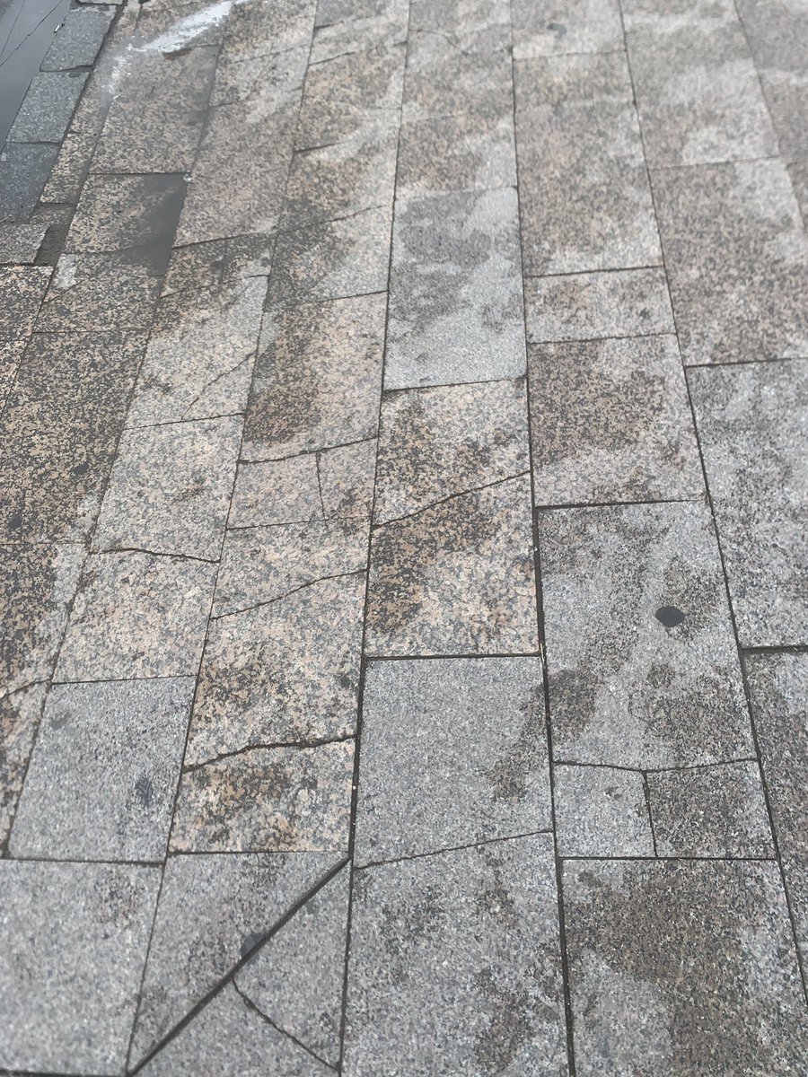 Явган замын хавтангаар Нямбаатараас ял асуух нь ч зайлшгүй байхаа‼️
Хотын төвөөр 30 мин алхахад л хаа сайгүй ингэж хагарч цууралт өгсөнтэй таарч бна. Хятадаас хямд бөөндсөн юм ч ойлгомжтой биздээ...‼️