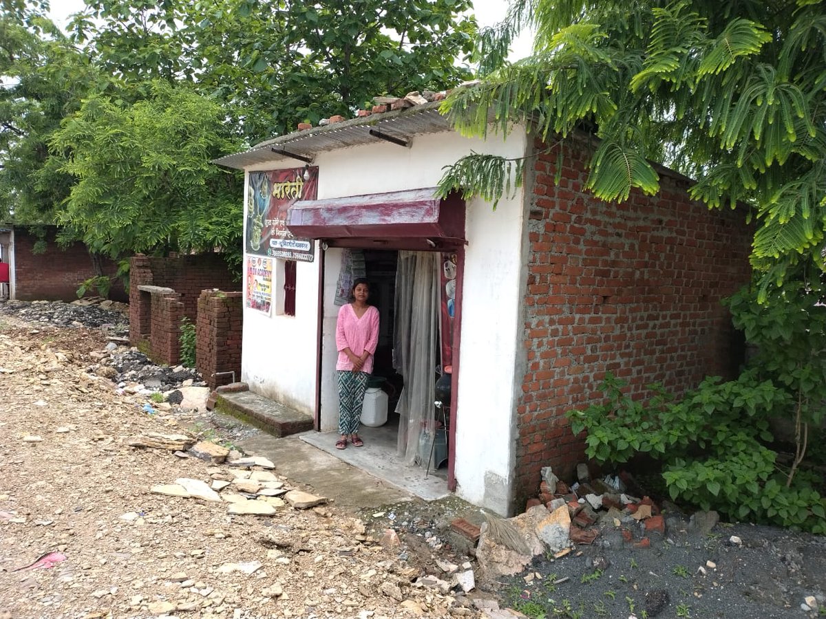 MohnishPabrai's tweet image. The 2024 @DakshanaIndia Annual Report is out! 

dakshana.org/wp-content/upl…

In my letter, I mentioned one of our scholars, Ms. Muskan Soni, starting on Page 4. Here is an excerpt:

The state of Madhya Pradesh (MP) has run a small magnet school program known as Super 100 since 2019.…