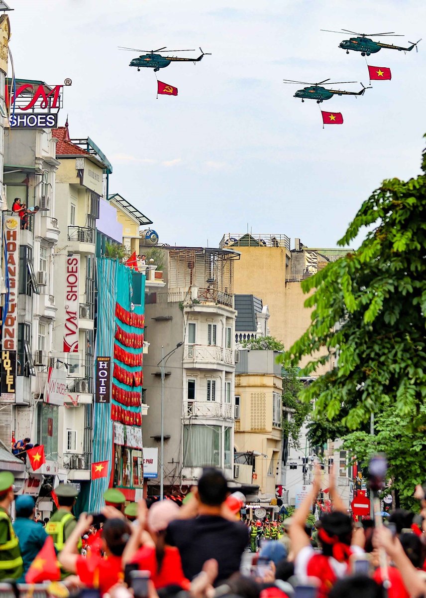 VietnamNewsVNS's tweet image. 🇻🇳 The military parade marking 80th National Day beginning with the fly-past by the Việt Nam People&apos;s Air Force – with 30 aircrafts, including Mi helicopters, Su-30MK2 jets, Yak-130 multirole trainers, L-29NG training aircrafts, and Casa transport planes.

📸 VNA/VNS Photos