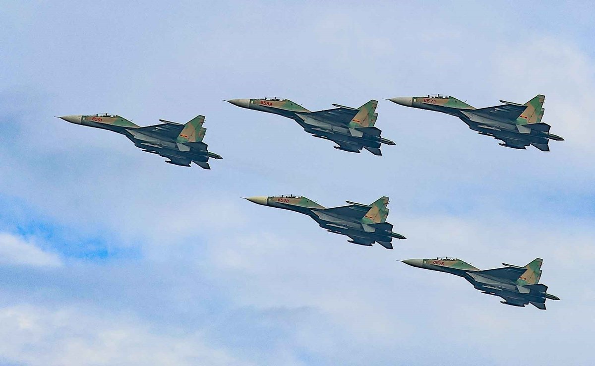VietnamNewsVNS's tweet image. 🇻🇳 The military parade marking 80th National Day beginning with the fly-past by the Việt Nam People&apos;s Air Force – with 30 aircrafts, including Mi helicopters, Su-30MK2 jets, Yak-130 multirole trainers, L-29NG training aircrafts, and Casa transport planes.

📸 VNA/VNS Photos