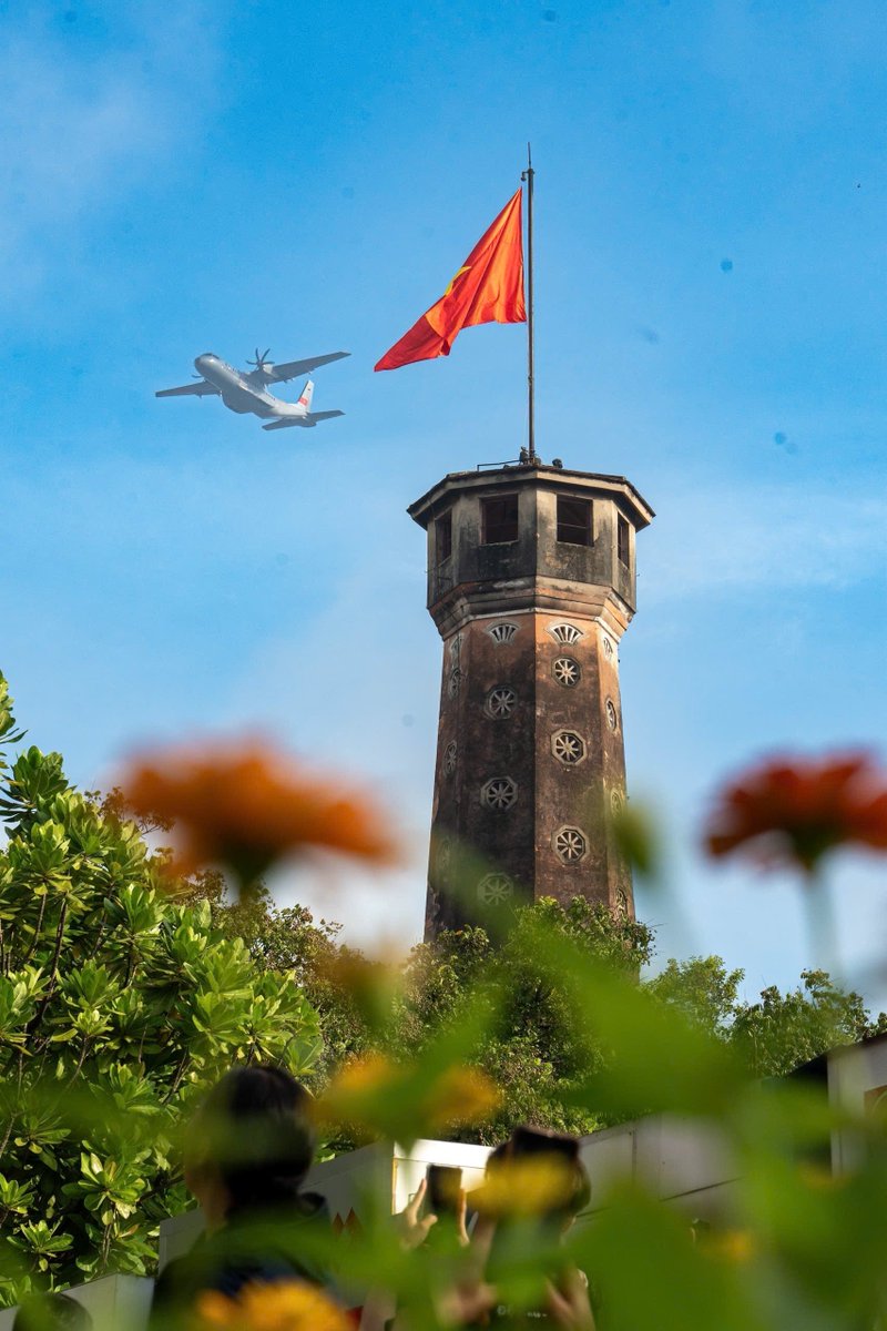VietnamNewsVNS's tweet image. 🇻🇳 The military parade marking 80th National Day beginning with the fly-past by the Việt Nam People&apos;s Air Force – with 30 aircrafts, including Mi helicopters, Su-30MK2 jets, Yak-130 multirole trainers, L-29NG training aircrafts, and Casa transport planes.

📸 VNA/VNS Photos