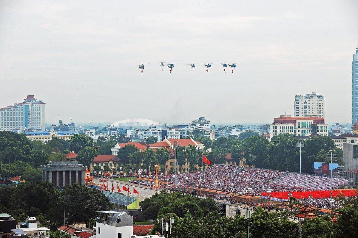 VietnamNewsVNS's tweet image. 🇻🇳 The military parade marking 80th National Day beginning with the fly-past by the Việt Nam People&apos;s Air Force – with 30 aircrafts, including Mi helicopters, Su-30MK2 jets, Yak-130 multirole trainers, L-29NG training aircrafts, and Casa transport planes.

📸 VNA/VNS Photos