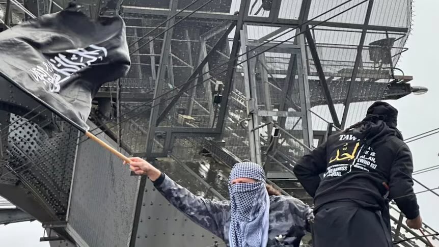 Austruth333's tweet photo. @Jansant Ok, so you’re telling me, one was a white supremacy march and the other was a Communist/Terrorist alliance march ? https://t.co/a5lXl4MGh8