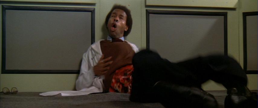 #映画の中のかわいそうな人
「オーメン」シリーズでダミアンへの忖度で殺されちゃう人は全員気の毒なのだが、普通に生きていて血液検査したら、あの子の血はヤバくない？ってことに気がついただけで、ここまで酷いに死に方をした「オーメン2/ダミアン」のこのお医者さんはぶっちぎりで可哀想。