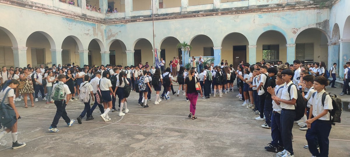 UJCCamagueyana's tweet photo. Unos 98 mil estudiantes regresaron #hoy a más de 700 centros educativos que abrieron sus puertas. Sus aulas, donde comienzan todos los sueños, serán otro hogar para ellos durante los próximos 10 meses, que sea este un curso 2025-2026 digno del Centenario de #FidelPorSiempre. https://t.co/Nhi4N3DPxm